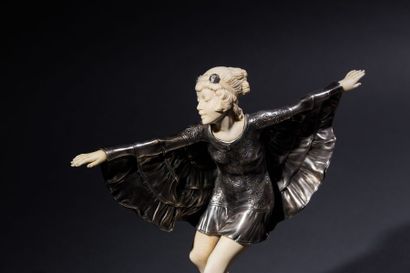 Danseuse au bandeau Sculpture en métal argenté...