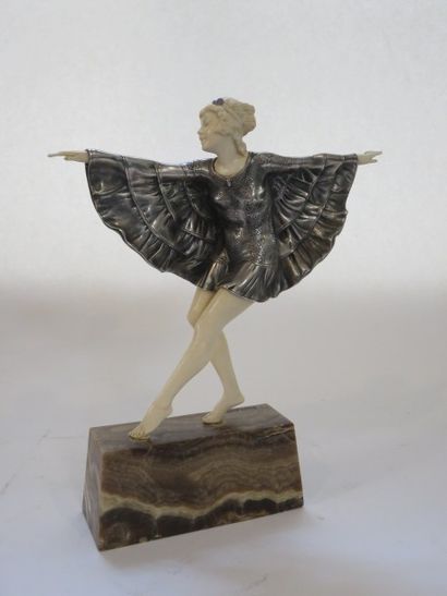 Danseuse au bandeau Sculpture en métal argenté...