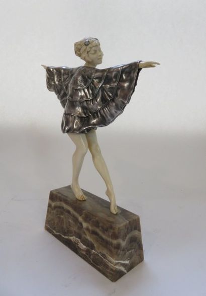 Danseuse au bandeau Sculpture en métal argenté...