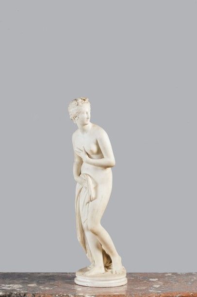 Sujet en marbre blanc sculpté figurant Vénus...
