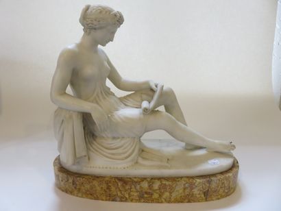 Sculpture en marbre blanc figurant une femme...