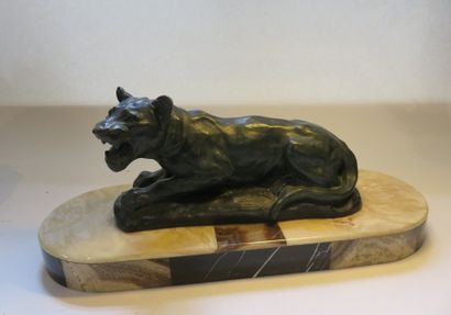 Lionne couchée Bronze patiné sur un socle...