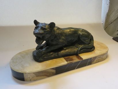 Lionne couchée Bronze patiné sur un socle...
