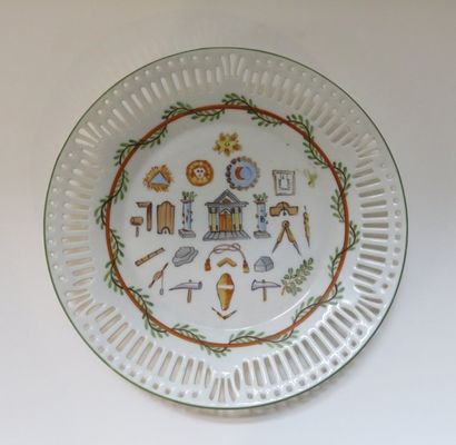 Assiette en porcelaine à décor peint polychrome...