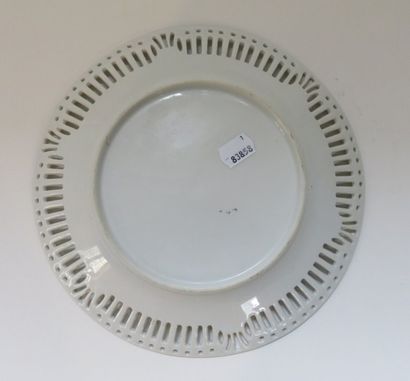 Assiette en porcelaine à décor peint polychrome...