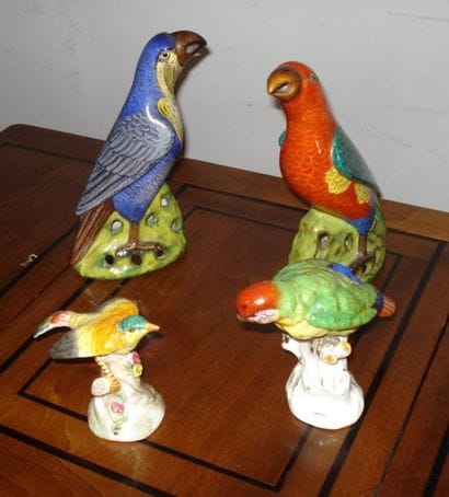 Ensemble de quatre volatiles en porcelaine...