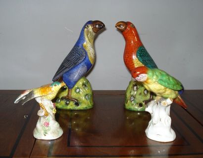 Ensemble de quatre volatiles en porcelaine...