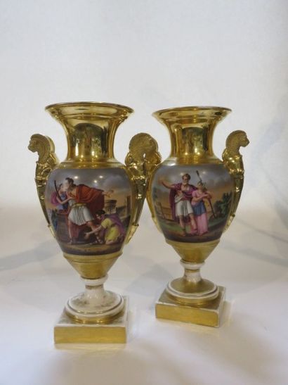 Paire de vases sur piédouche en porcelaine...