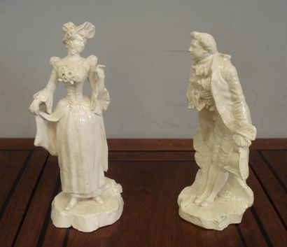 Paire de statuettes en porcelaine à glaçure...