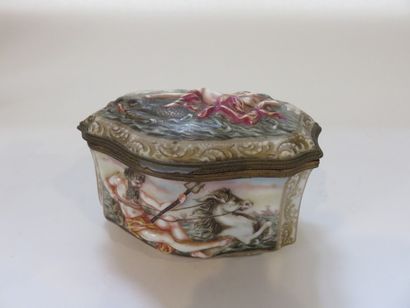 Coffret en porcelaine polychrome figurant...