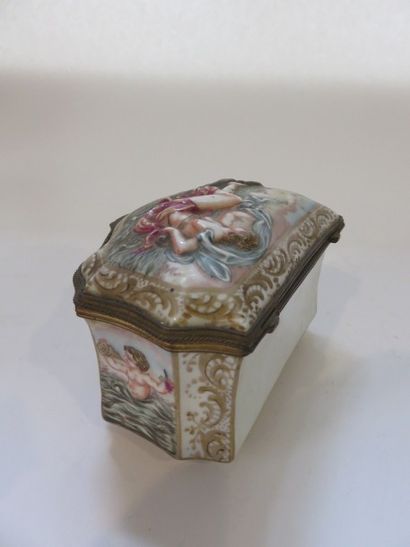 Coffret en porcelaine polychrome figurant...