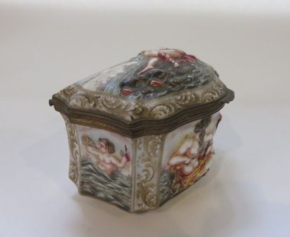 Coffret en porcelaine polychrome figurant...