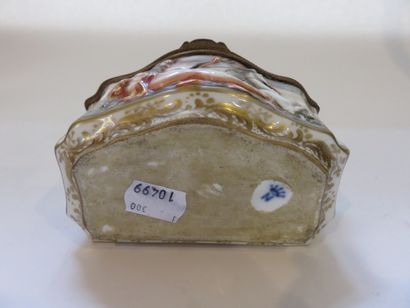 Coffret en porcelaine polychrome figurant...