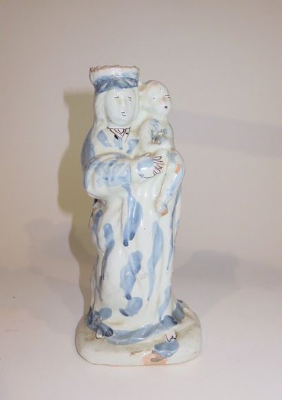 Vierge à l'Enfant en faïence blanche et bleue...