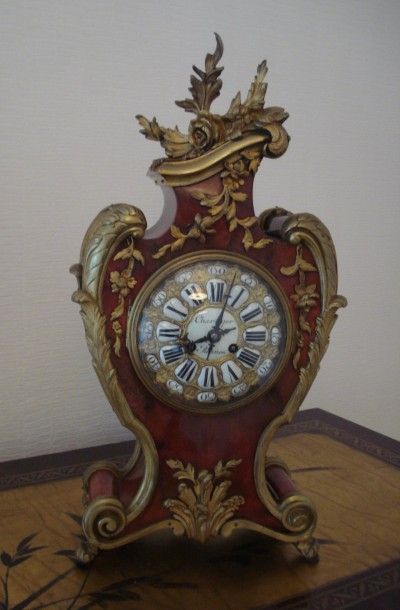 Cartel en écaille rouge, cadran marqué Charuyer...