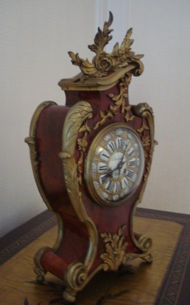 Cartel en écaille rouge, cadran marqué Charuyer...