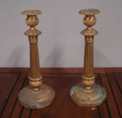 Paire de bougeoirs en bronze doré, fût à...