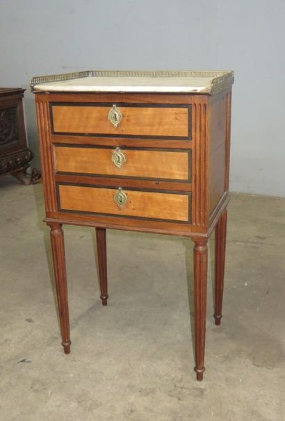 Table chiffonnière en acajou, placage d’acajou,...