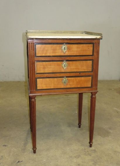 Table chiffonnière en acajou, placage d’acajou,...
