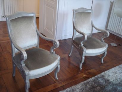 Suite de trois fauteuils en acajou laqué...