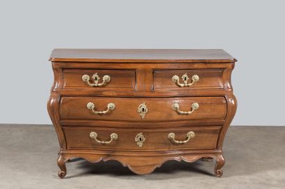 Commode en noyer mouluré galbée et bombée...