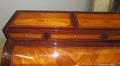 Bureau cylindre en placage de bois de rose,...