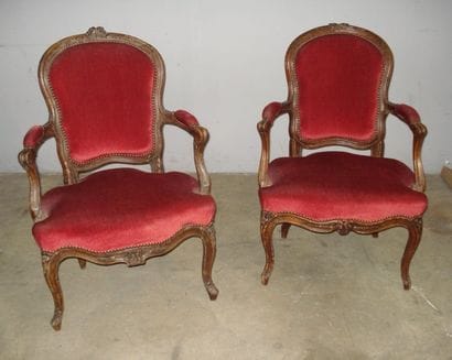 Deux fauteuils en hêtre mouluré et sculpté...