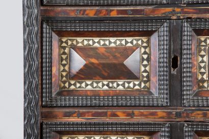 Cabinet en écaille, ivoire, os, ébène, bois...