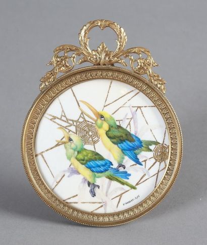Médaillon sur ivoire présentant en polychromie...