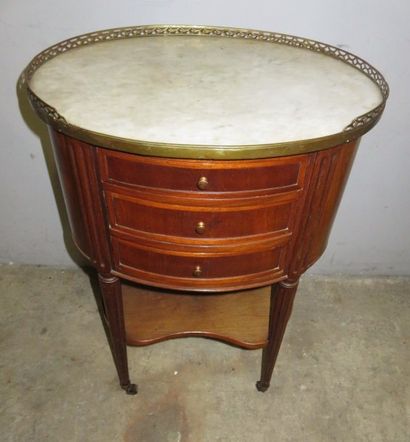 Chiffonnière ovale en acajou et placage d’acajou....