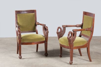 Paire de fauteuils en acajou et placage d’acajou...