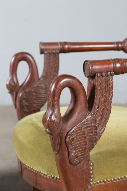 Paire de fauteuils en acajou et placage d’acajou...