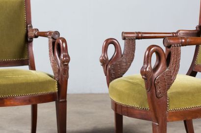 Paire de fauteuils en acajou et placage d’acajou...