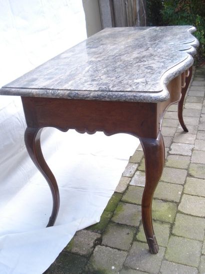 Table à gibier en noyer mouluré et sculpté,...