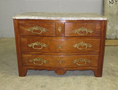 Commode en acajou massif ouvrant à quatre...