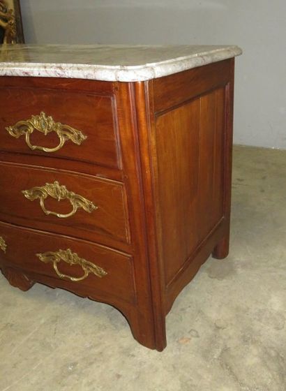 Commode en acajou massif ouvrant à quatre...