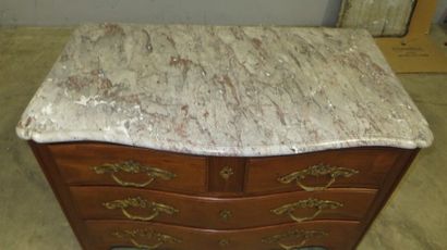 Commode en acajou massif ouvrant à quatre...