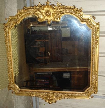 Miroir à glace biseautée en bois et stuc...