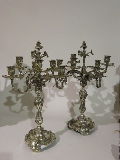 Paire de candélabres en bronze ciselé et...