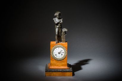 Pendule en loupe d'érable et bronze ciselé,...