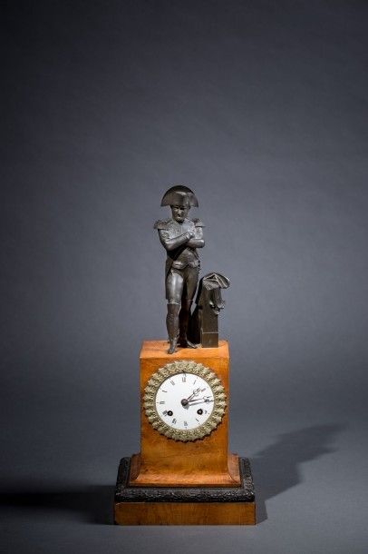 Pendule en loupe d'érable et bronze ciselé,...