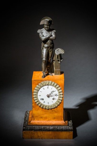 Pendule en loupe d'érable et bronze ciselé,...