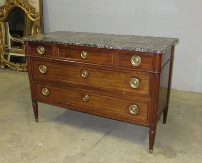 Commode en acajou et placage d’acajou. Elle...