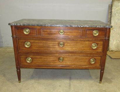 Commode en acajou et placage d’acajou. Elle...