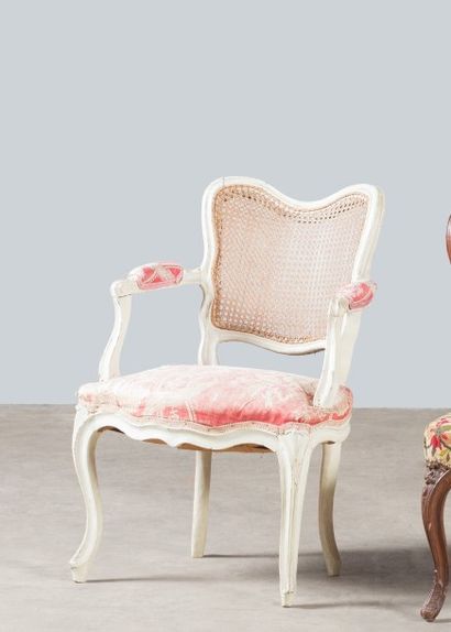 Fauteuil à coiffer en bois laqué crème largement...