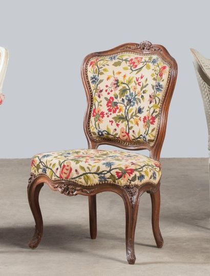 Chaise en noyer mouluré et sculpté de fleurettes...