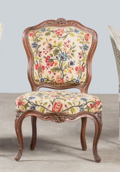 Chaise en noyer mouluré et sculpté de fleurettes...