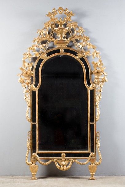 Grand miroir en bois doré à parecloses. Traverse...
