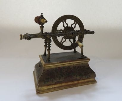 Rouet de salon en bronze doré, ciselé et...