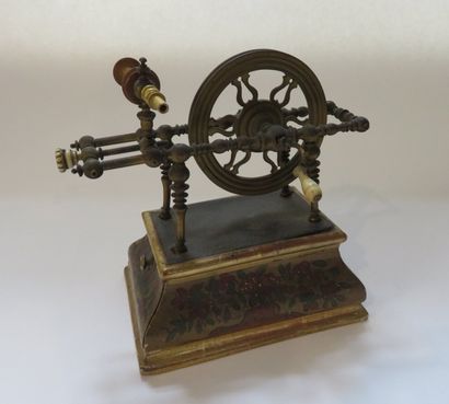 Rouet de salon en bronze doré, ciselé et...